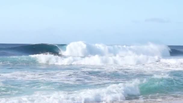 Rock Piles Beach Oahu Hawaii Usa Nın Yüksek Dalgalarında Sörfçüler — Stok video