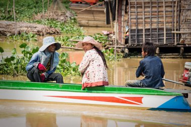 Tonle Sap Gölü, Puok, Siem Reap Eyaleti, Kamboçya 'da tekneyle gezen yerel Kamboçyalılar.