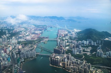 Uçan bir uçaktan Hong Kong adalarının hava ve sanayi manzarası