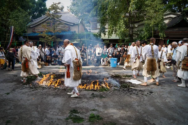 Japonya 'daki Shinagawa Shukuba Matsuri Festivali sırasında Honsen-ji tapınağında keşişler ve izleyicilerle yapılan ateş yürüyüşü seremonisi. — Stok fotoğraf