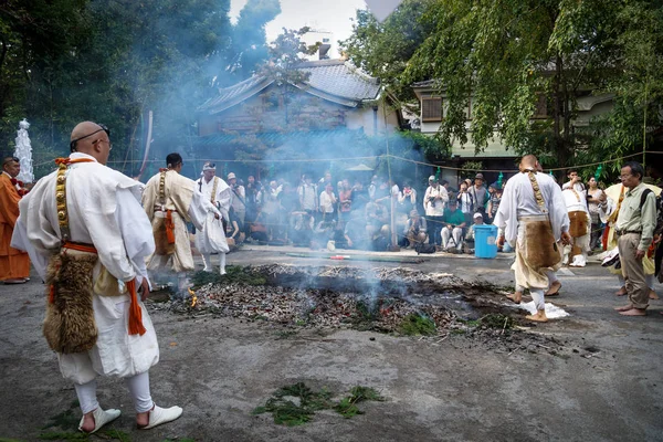 Ceremonia spaceru po ogniu z mnichami w świątyni Honsen-ji podczas Shinagawa Shukuba Matsuri Festival w Tokio, Japonia — Zdjęcie stockowe