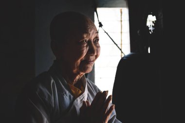 Budist rahibe Chau Doc, Vietnam 'da bir tapınakta.