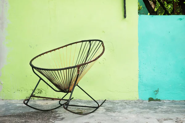 Typowy Meksykański Domowy Fotel Bujany Zielonej Niebieskiej Ścianie — Zdjęcie stockowe