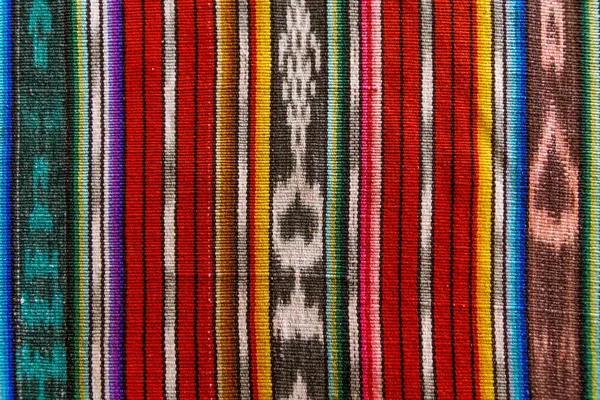 Geleneksel Maya Guatemalalı renkli çizgili kumaşın ayrıntıları