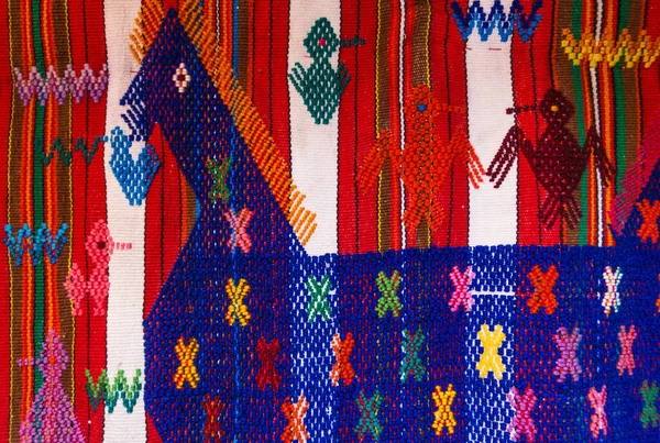 伝統的なマヤ グアテマラの馬と鳥の刺繍とカラフルな縞模様の生地の詳細 — ストック写真