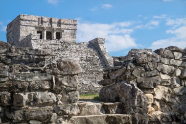 El Castillo Maya bulanık duvarın arkasında mavi gökyüzü, Tulum, Meksika