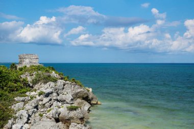 Rüzgârların tanrısı Maya Riveria turkuaz okyanusu boyunca tapınak, Tulum, Meksika