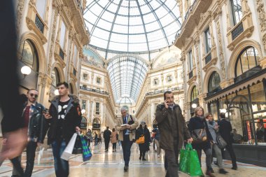 Milan, İtalya - 15 Mart 2017: İat Gelleria Vittorio Emanuelle II 'den geçen ziyaretçiler