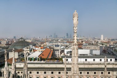 Bulutsuz güneşli bir günde İtalya 'nın Milano şehrinin manzarasına bakan kubbe heykeli.