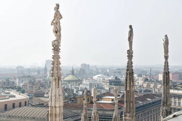 Statues Dome Looking Cityscape Milan Italy Cloudless Sunny Day — Stock Photo, Image