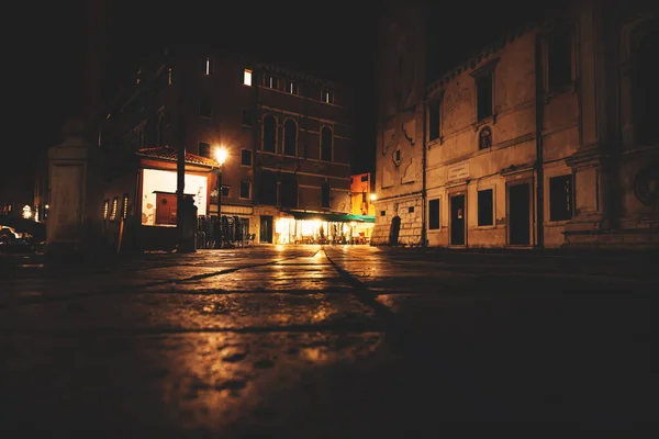 Dark Night Streets Bright Illuminated Emty Terrace Restaurant Venice Italy — Stock Photo, Image