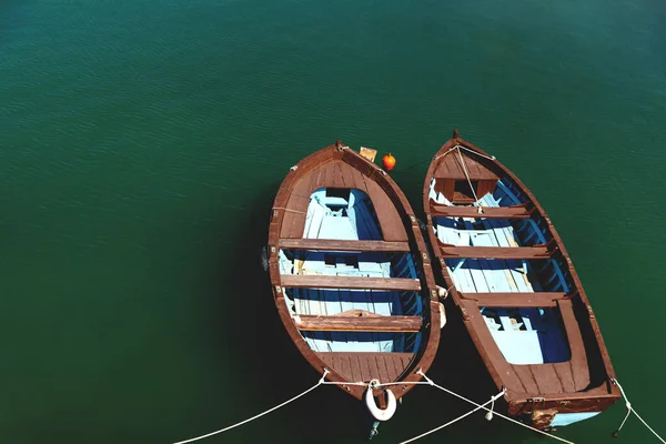 Deux Petits Bateaux Bois Brun Bleu Sur Eau Calme Océan — Photo