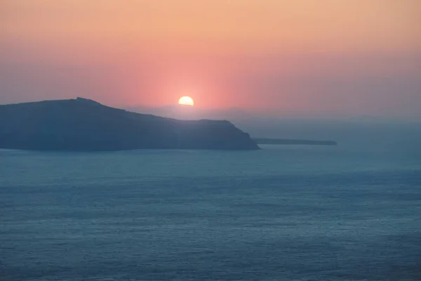 Sundown Islands Purple Red Lights Blue Ocean Cliffs Fira Santorini — Stock Photo, Image
