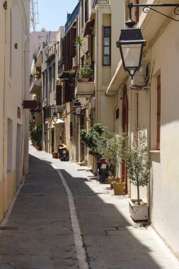 Bitkiler ve motorsikletler, Rethymno, Girit, Yunanistan 'ın tipik Yunan dar geçidi