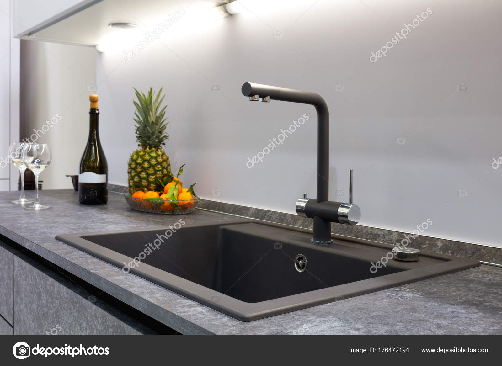 Interior Cozinha Moderna Iluminado Com Uma Bancada Pedra Cinzenta Interior Cozinha Moderna Iluminado Com Uma Bancada Pedra Cinzenta