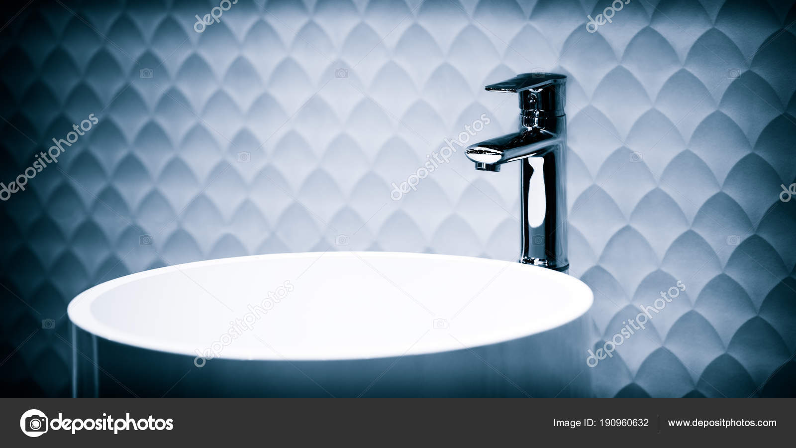 Luxus Modernen Stil Wasserhahn Mischer Auf Eine Weiße Runde ... Luxus Modernen Stil Wasserhahn Mischer Auf Eine Weiße Runde ...