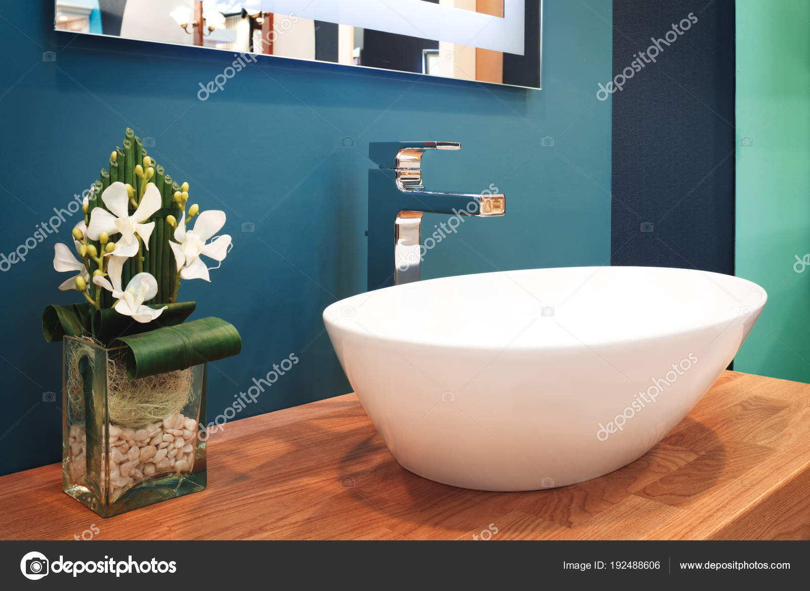 Luxus Modernen Stil Wasserhahn Mischer Auf Eine Weiße Runde ... Luxus Modernen Stil Wasserhahn Mischer Auf Eine Weiße Runde ...