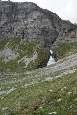 Pireneler 'deki Ordesa ve Monte Perdido doğal parkı. Huesca İspanya