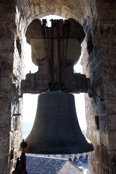 Cloche de cuivre dans l'église romane clocher — Photo