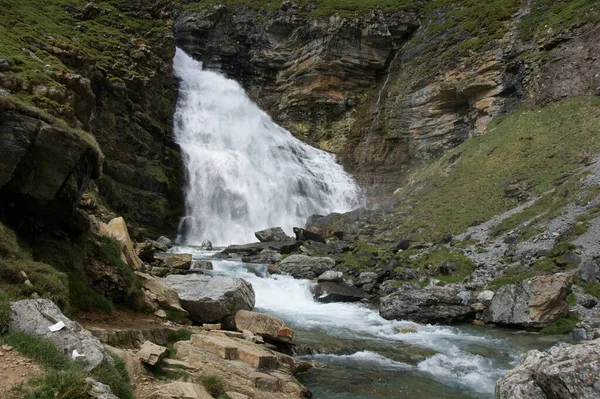Pireneler 'deki Ordesa ve Monte Perdido doğal parkı. Huesca İspanya