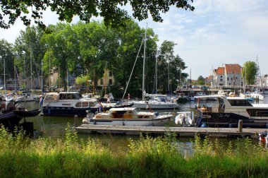 Hollanda 'ya yanaşan eğlence tekneleri. Avrupa