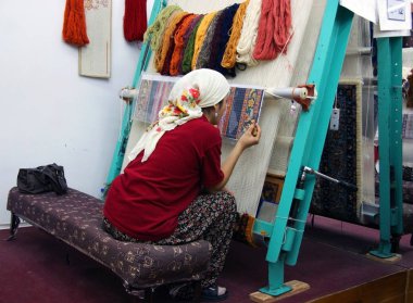 Türk halı fabrikası. Bir halıyı elle dokuma işlemi gösterilir