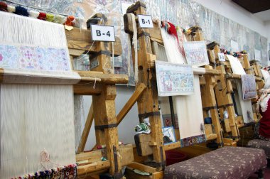 Türk halı fabrikası. Bir halıyı elle dokuma işlemi gösterilir