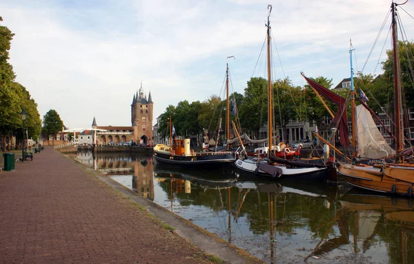 V Holandsku kotvily zábavné čluny. Evropa — Stock fotografie
