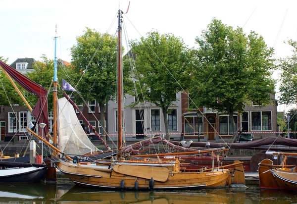 Лодки удовольствия пришвартовались в Голландии. Европа — стоковое фото