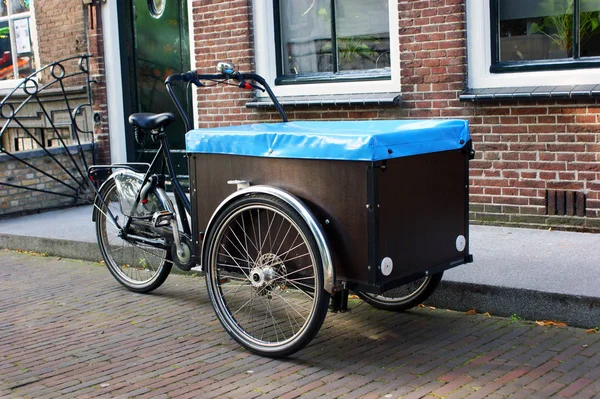 Bicicletas con carro delantero en Holanda, Europa — Foto de Stock