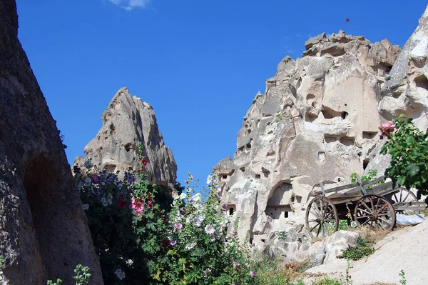 Casas talladas en roca, Valle de la Paloma, Uchisar, Capadocia, Turquía — Foto de Stock