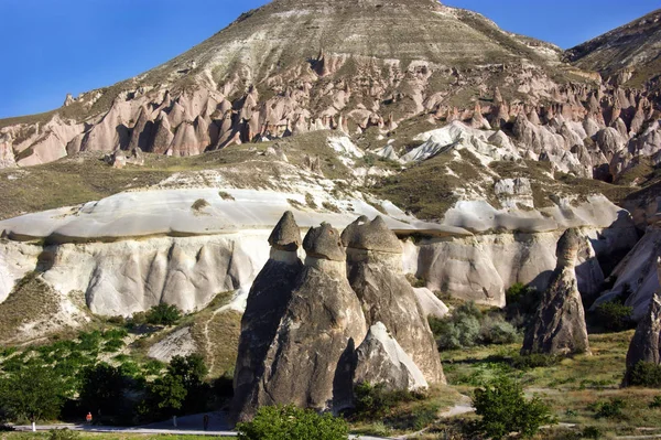 Türkiye 'nin Kapadokya kentinde peri bacası adı verilen kaya oluşumları — Stok fotoğraf