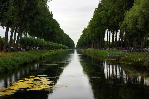 Einfahrt in die belgische Stadt Damme lizenzfreie Stockfotos