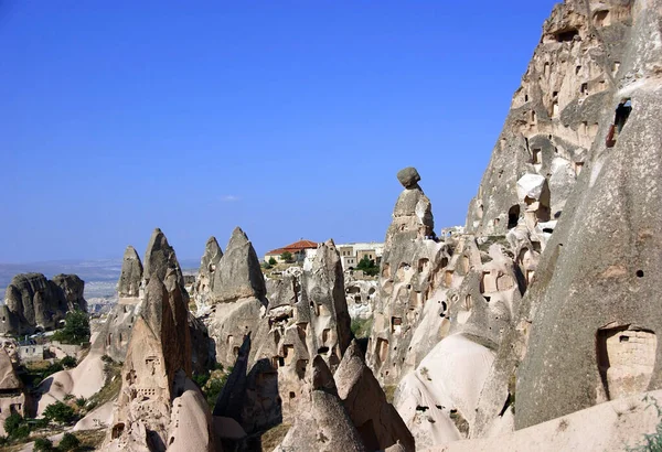 Skalní vyřezávané domy, Pigeon Valley, Uchisar, Cappadocia, Turecko — Stock fotografie