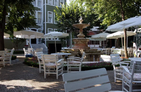 İstanbul 'daki büyükelçilerin mahallesinin dışındaki restoran terasında.