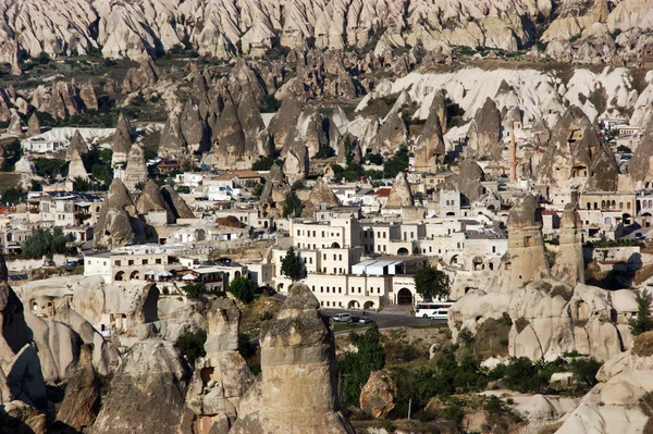 Kamienne rzeźbione domy, Pigeon Valley, Uchisar, Cappadocia, Turcja — Zdjęcie stockowe