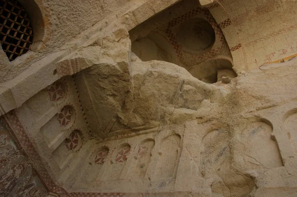 Kapadokya, Anadolu, Türkiye 'de kaya oluşumlarındaki kilise.