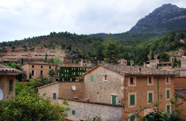 Mallorca dağlarındaki Deia köyü. İspanya