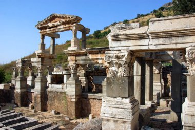Antik Ephesus şehrinde, çağdaş hindinin batı kısmında.