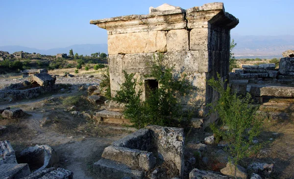 Hierápolis, antigua ciudad helenística, hoy en ruinas, situada en la actual pamukkale — Foto de Stock