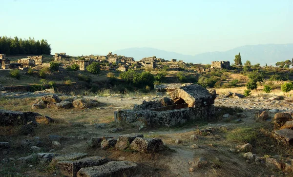 Hierapolis, antik Helenistik şehir, bugün harabeler içinde, şimdiki Pamukkale 'de yer alıyor.