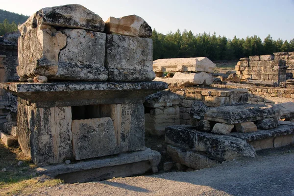 Hierápolis, antigua ciudad helenística, hoy en ruinas, situada en la actual pamukkale — Foto de Stock