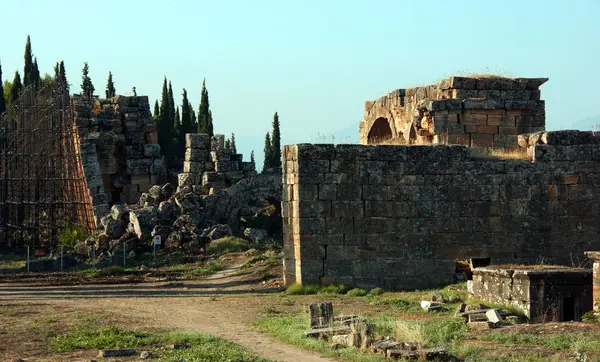 Hierápolis, antigua ciudad helenística, hoy en ruinas, situada en la actual pamukkale — Foto de Stock