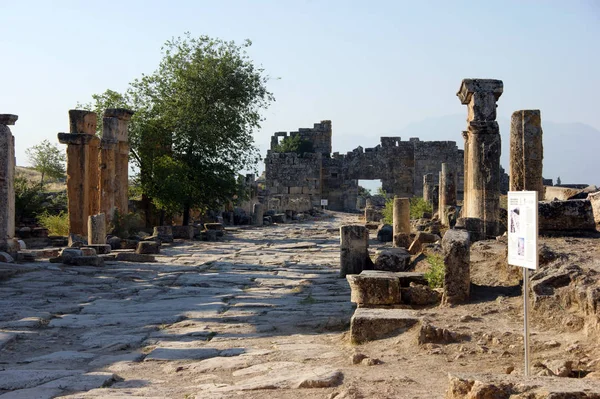 Hierápolis, antigua ciudad helenística, hoy en ruinas, situada en la actual pamukkale — Foto de Stock