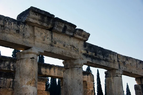 Hierapolis, antik Helenistik şehir, bugün harabeler içinde, şimdiki Pamukkale 'de yer alıyor.