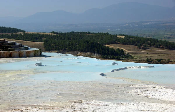 Pamukkale egy természeti terület és turisztikai attrakció a délnyugati Törökországban — Stock Fotó