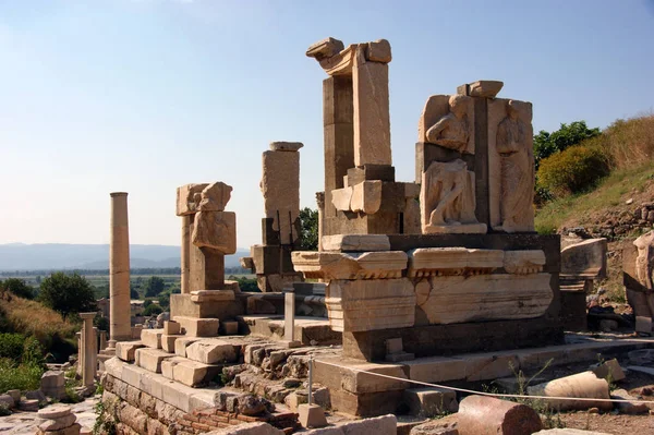 Antik Ephesus şehrinde, çağdaş hindinin batı kısmında.