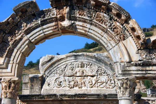 Antik Ephesus şehrinde, çağdaş hindinin batı kısmında.