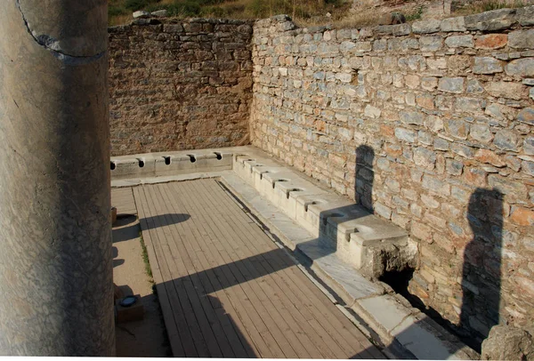 Antik Ephesus şehrinde, çağdaş hindinin batı kısmında.