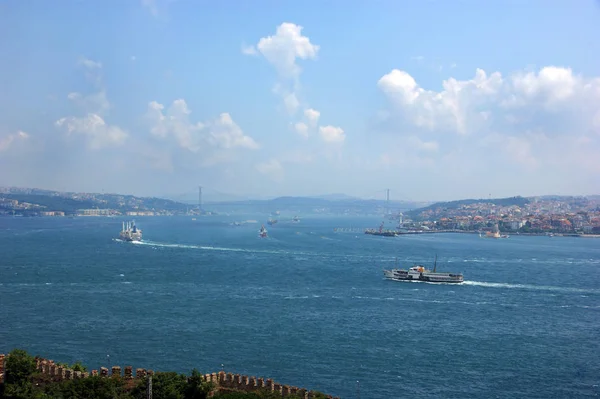 Огляд Босфору, також відомого як Стамбульська протока. — стокове фото